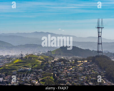 Luftaufnahme, Twin Peaks mit Sutro Tower, der Fernsehturm, der Telekommunikation Turm, San Francisco, San Francisco Bay Area Stockfoto