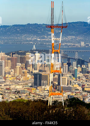 Luftaufnahme, Sutro Tower, Telekommunikation Turm auf Mount Sutro, Gittermast, Sendemast mit Blick auf San Francisco Stockfoto