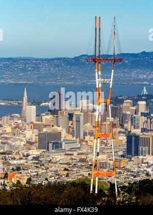 Luftaufnahme, Sutro Tower, Telekommunikation Turm auf Mount Sutro, Gittermast, Sendemast mit Blick auf San Francisco Stockfoto