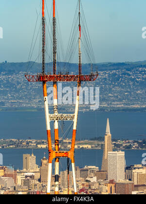 Luftaufnahme, Sutro Tower, Telekommunikation Turm auf Mount Sutro, Gittermast, Sendemast mit Blick auf San Francisco Stockfoto