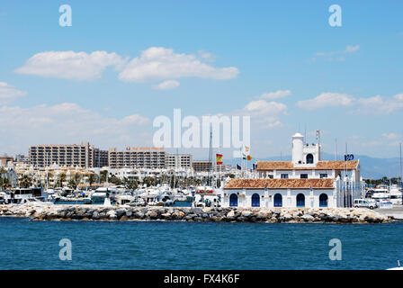 Blick auf das Hafenbüro Masters und Yachten ankern in der Marina mit Stadtgebäude nach hinten, Benalmadena, Spanien. Stockfoto