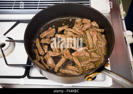 Elch oder Hirsch-Fleisch-Wild ist, in einer Pfanne auf dem Herd für einige Fajitas gebraten. Stockfoto