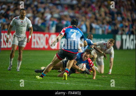 Hong Kong, China. 10, April 2016. HSBC World Rugby Sevens Series-Runde 7, Hong Kong Stadium. England(White) Vs USA in der letzten Platte. England gewinnt 19-0. Bildnachweis: Gerry Rousseau/Alamy Live-Nachrichten Stockfoto