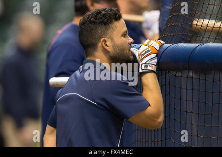 Milwaukee, WI, USA. 10. April 2016. Houston Astros zweiter Basisspieler Jose Altuve #27 blickt auf in der Major League Baseball Spiel zwischen den Milwaukee Brewers und den Houston Astros im Miller Park in Milwaukee, Wisconsin. John Fisher/CSM/Alamy Live-Nachrichten Stockfoto