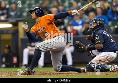 Milwaukee, WI, USA. 10. April 2016. Houston Astros Recht Fielder George Springer #4 oben während der Major League Baseball Spiel zwischen den Milwaukee Brewers und den Houston Astros im Miller Park in Milwaukee, Wisconsin Fledermaus. John Fisher/CSM/Alamy Live-Nachrichten Stockfoto