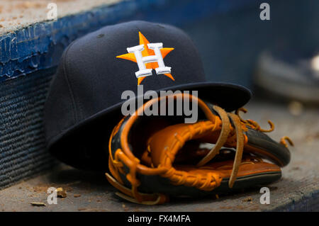 Milwaukee, WI, USA. 10. April 2016. Houston Hut und Handschuh sitzen auf Einbaum Schritt während der Major League Baseball Spiel zwischen den Milwaukee Brewers und den Houston Astros im Miller Park in Milwaukee, Wisconsin. John Fisher/CSM/Alamy Live-Nachrichten Stockfoto