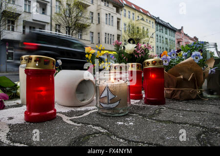 Berlin, Deutschland. 10. April 2016. Blumen und Kerzen auf Edison-Straße in Berlin, Deutschland, 10. April 2016 ersichtlich. Ein Radfahrer wurde von einem Lastwagen an diesem Standort getroffen tödliche Verletzungen durch den Unfall leiden. Foto: Paul Zinken/Dpa/Alamy Live News Stockfoto