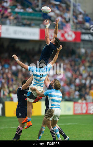 Hong Kong, China. 10, April 2016. HSBC World Rugby Sevens Series-Runde 7, Hong Kong Stadium. Hugh Blake(top) von Schottland greift nach den Ball während eines Lineout. Argentina(Stripes) Vs Scotland(blue) im Bowl-Finale. Argentinien gewinnt 26-0.  Bildnachweis: Gerry Rousseau/Alamy Live-Nachrichten Stockfoto