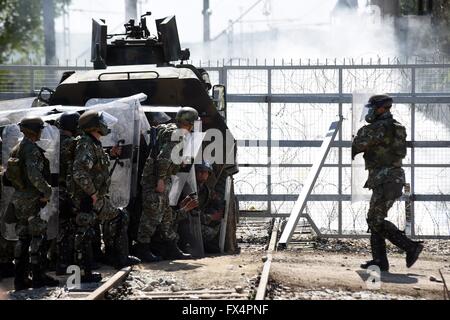 (160411)--GEVGELIJA, 11. April 2016 (Xinhua)--mazedonischen Polizisten nehmen Stellung bei Zusammenstößen mit Migranten, die versuchen, illegal die Mazedonisch-griechischen Grenze in der Nähe von Gevgelija, Mazedonien, 10. April 2016 zu überqueren. Insgesamt 23 mazedonischen Sicherheitsbeauftragte sind am Sonntag in den Auseinandersetzungen mit den Migranten, die versuchen in die mazedonische einreisen aus Griechenland verletzt, berichtete Mazedonisch Innenministerium. (Xinhua) Stockfoto