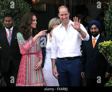 Mumbai, Indien. 10. April 2016. Großbritanniens Prinz William zusammen mit Ehefrau Kate, kommt die Herzogin von Cambridge im Taj Hotel in Mumbai, Indien am 10. April 2016. Das britische Königspaar landen in Mumbai für die sieben-Tage-Reise nach Indien und Bhutan. Bildnachweis: Dpa picture Alliance/Alamy Live News Stockfoto