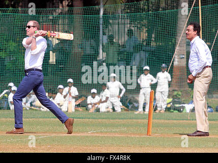 Mumbai, Indien. 10. April 2016. Ehemaliger Indien Kapitän Dilip Vengsarkar hält als Prinz William Fledermäuse während ein Charity-Cricket-Match auf dem Oval Maidan in Mumbai, Indien am 10. April 2016. Der Herzog und die Herzogin von Cambridge sind auf Königlicher Besuch aus Indien und Bhutan. / Kredit-Dinodia Fotos: Dpa picture-Alliance/Alamy Live News Stockfoto