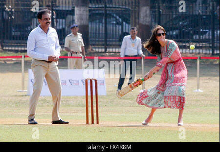 Mumbai, Indien. 10. April 2016. Ehemaliger Kapitän von Indien als Kate Middleton, Herzogin von Cambridge, Dilip Vengsarkar hält match Fledermäuse während einer Charity-Grille bei der Oval Maidan in Mumbai, Indien am 10. April 2016. Der Herzog und die Herzogin von Cambridge sind auf Königlicher Besuch aus Indien und Bhutan. Bildnachweis: Dpa picture Alliance/Alamy Live News Stockfoto