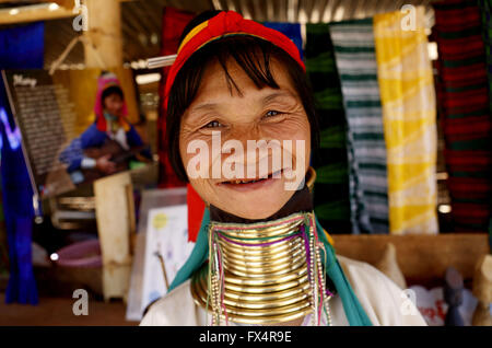 Demoso, Myanmar. 11. April 2016. Eine Padaung Frau mit Messingringe um ihren Hals Lächeln als sie steht auf ihrer Geschenk-Shop in Panpet Dorf, Demoso Township, Kayah-Staat, Myanmar, 11. April 2016. Die Messingringe werden zuerst angewendet, wenn die Padaung-Mädchen ungefähr acht Jahre alt sind und als das Mädchen älter, längere Spulen, um 24 oder 25 Ringe addiert werden. © U Aung/Xinhua/Alamy Live-Nachrichten Stockfoto