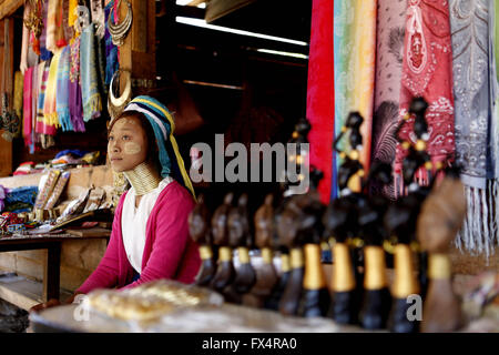 Demoso, Myanmar. 11. April 2016. Eine Padaung-Frau mit Messingringe um den Hals sitzt in einem Souvenirgeschäft in Panpet Dorf, Demoso Township, Kayah-Staat, Myanmar, 11. April 2016. Die Messingringe werden zuerst angewendet, wenn die Padaung-Mädchen ungefähr acht Jahre alt sind und als das Mädchen älter, längere Spulen, um 24 oder 25 Ringe addiert werden. © U Aung/Xinhua/Alamy Live-Nachrichten Stockfoto