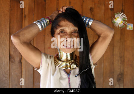 Demoso, Myanmar. 11. April 2016. Eine Padaung-Frau mit Messingringe um den Hals kämmt ihr Haar in ihrem Haus in Panpet Dorf, Demoso Township, Kayah-Staat, Myanmar, 11. April 2016. Die Messingringe werden zuerst angewendet, wenn die Padaung-Mädchen ungefähr acht Jahre alt sind und als das Mädchen älter, längere Spulen, um 24 oder 25 Ringe addiert werden. © U Aung/Xinhua/Alamy Live-Nachrichten Stockfoto