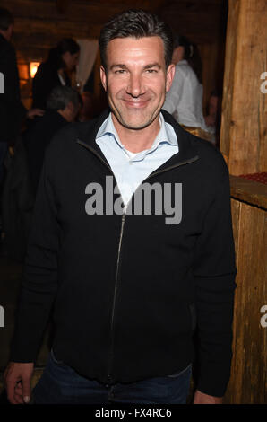 Ischgl, Österreich. 10. April 2016. Ehemaliger Tennisspieler Carl-Uwe Steeb stellt während der "Hüttenabend" bei der "Sterne Cup der Köche" im Restaurant Trofana Alm in Ischgl, Österreich, 10. April 2016. Foto: FELIX HOERHAGER/Dpa - NO-Draht-SERVICE-/ Dpa/Alamy Live News Stockfoto