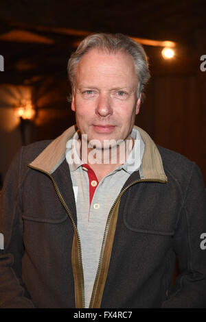 Ischgl, Österreich. 10. April 2016. Starkoch Bobby Braeuer stellt während der "Hüttenabend" bei der "Sterne Cup der Köche" im Restaurant Trofana Alm in Ischgl, Österreich, 10. April 2016. Foto: FELIX HOERHAGER/Dpa - NO-Draht-SERVICE-/ Dpa/Alamy Live News Stockfoto