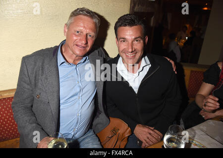 Ischgl, Österreich. 10. April 2016. Ehemaligen Eishockey-Spieler Stefan Bloecher (L) und ehemaliger Tennisspieler Carl-Uwe Steeb stellen während der "Hüttenabend" bei der "Sterne Cup der Köche" im Restaurant Trofana Alm in Ischgl, Österreich, 10. April 2016. Foto: FELIX HOERHAGER/Dpa - NO-Draht-SERVICE-/ Dpa/Alamy Live News Stockfoto