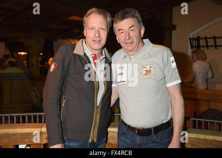 Ischgl, Österreich. 10. April 2016. Sterneköche Bobby Braeuer (L) und Hans Haas stellen während der "Hüttenabend" bei der "Sterne Cup der Köche" im Restaurant Trofana Alm in Ischgl, Österreich, 10. April 2016. Foto: FELIX HOERHAGER/Dpa - NO-Draht-SERVICE-/ Dpa/Alamy Live News Stockfoto