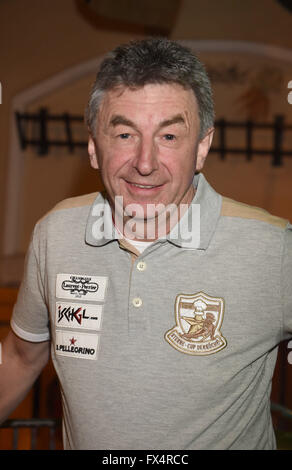 Ischgl, Österreich. 10. April 2016. Sternekoch Hans Haas stellt während der "Hüttenabend" bei der "Sterne Cup der Köche" im Restaurant Trofana Alm in Ischgl, Österreich, 10. April 2016. Foto: FELIX HOERHAGER/Dpa - NO-Draht-SERVICE-/ Dpa/Alamy Live News Stockfoto