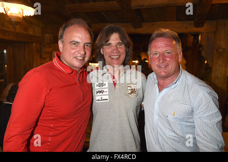 Ischgl, Österreich. 10. April 2016. Ehemaliger Fußballspieler Hansi Mueller, (L-R) ehemalige Skirennfahrer, Frank Woerndl und ehemaliger Fußballspieler Andi Brehme während der "Hüttenabend" bei der "Sterne Cup der Köche" im Restaurant Trofana Alm in Ischgl, Österreich, 10. April 2016 darstellen. Foto: FELIX HOERHAGER/Dpa - NO-Draht-SERVICE-/ Dpa/Alamy Live News Stockfoto