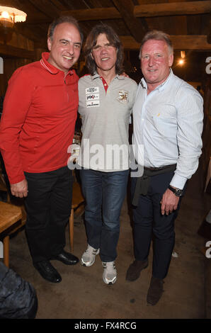 Ischgl, Österreich. 10. April 2016. Ehemaliger Fußballspieler Hansi Mueller, (L-R) ehemalige Skirennfahrer, Frank Woerndl und ehemaliger Fußballspieler Andi Brehme während der "Hüttenabend" bei der "Sterne Cup der Köche" im Restaurant Trofana Alm in Ischgl, Österreich, 10. April 2016 darstellen. Foto: FELIX HOERHAGER/Dpa - NO-Draht-SERVICE-/ Dpa/Alamy Live News Stockfoto