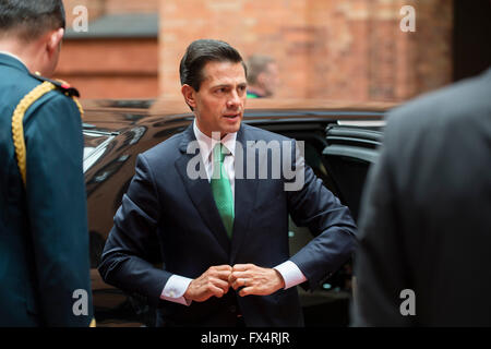 Berlin, Deutschland. 11. April 2016. Mexikanische Präsident Enrique Pena Nieto kommt der Bürgermeister von Berlin im Rathaus in Berlin, Deutschland, 11. April 2016 erfüllen. Foto: GREGOR FISCHER/Dpa/Alamy Live News Stockfoto