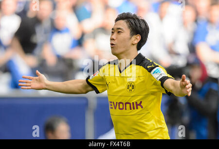 Gelsenkirchen, Deutschland. 10. April 2016. Dortmunds Shinji Kagawa während der deutschen Fußball-Bundesliga-Fußball-match zwischen FC Schalke 04 und Borussia Dortmund in der Veltins Arena in Gelsenkirchen, Deutschland, 10. April 2016. Foto: THOMAS EISENHUTH/Dpa - NO-Draht-SERVICE-/ Dpa/Alamy Live News Stockfoto