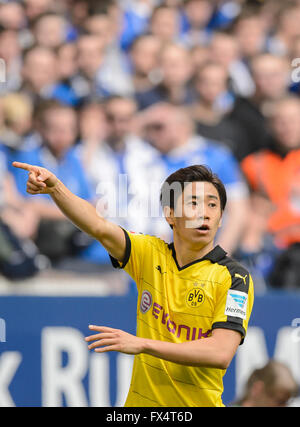 Gelsenkirchen, Deutschland. 10. April 2016. Dortmunds Shinji Kagawa reagiert während der deutschen Fußball-Bundesliga-Fußball-match zwischen FC Schalke 04 und Borussia Dortmund in der Veltins Arena in Gelsenkirchen, Deutschland, 10. April 2016. Foto: THOMAS EISENHUTH/Dpa - NO-Draht-SERVICE-/ Dpa/Alamy Live News Stockfoto