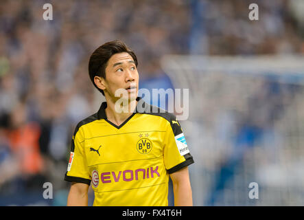 Gelsenkirchen, Deutschland. 10. April 2016. Dortmunds Shinji Kagawa reagiert während der deutschen Fußball-Bundesliga-Fußball-match zwischen FC Schalke 04 und Borussia Dortmund in der Veltins Arena in Gelsenkirchen, Deutschland, 10. April 2016. Foto: THOMAS EISENHUTH/Dpa - NO-Draht-SERVICE-/ Dpa/Alamy Live News Stockfoto