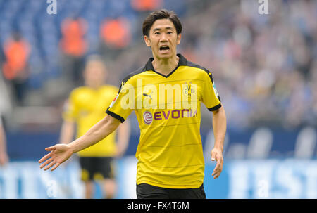 Gelsenkirchen, Deutschland. 10. April 2016. Dortmunds Shinji Kagawa reagiert während der deutschen Fußball-Bundesliga-Fußball-match zwischen FC Schalke 04 und Borussia Dortmund in der Veltins Arena in Gelsenkirchen, Deutschland, 10. April 2016. Foto: THOMAS EISENHUTH/Dpa - NO-Draht-SERVICE-/ Dpa/Alamy Live News Stockfoto