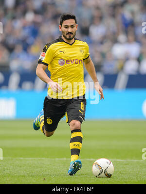 Gelsenkirchen, Deutschland. 10. April 2016. Der Dortmunder Ilkay Guendogan in Aktion während der deutschen Fußball-Bundesliga-Fußball-match zwischen FC Schalke 04 und Borussia Dortmund in der Veltins Arena in Gelsenkirchen, Deutschland, 10. April 2016. Foto: THOMAS EISENHUTH/Dpa - NO-Draht-SERVICE-/ Dpa/Alamy Live News Stockfoto