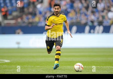 Gelsenkirchen, Deutschland. 10. April 2016. Der Dortmunder Ilkay Guendogan in Aktion während der deutschen Fußball-Bundesliga-Fußball-match zwischen FC Schalke 04 und Borussia Dortmund in der Veltins Arena in Gelsenkirchen, Deutschland, 10. April 2016. Foto: THOMAS EISENHUTH/Dpa - NO-Draht-SERVICE-/ Dpa/Alamy Live News Stockfoto