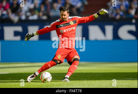 Gelsenkirchen, Deutschland. 10. April 2016. Dortmunds Torhüter Roman Buerki in Aktion während der deutschen Fußball-Bundesliga-Fußball-match zwischen FC Schalke 04 und Borussia Dortmund in der Veltins Arena in Gelsenkirchen, Deutschland, 10. April 2016. Foto: THOMAS EISENHUTH/Dpa - NO-Draht-SERVICE-/ Dpa/Alamy Live News Stockfoto