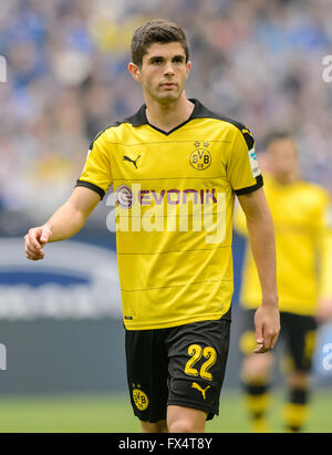 Gelsenkirchen, Deutschland. 10. April 2016. Dortmunder Christian Pulisic während der deutschen Fußball-Bundesliga-Fußball-match zwischen FC Schalke 04 und Borussia Dortmund in der Veltins Arena in Gelsenkirchen, Deutschland, 10. April 2016. Foto: THOMAS EISENHUTH/Dpa - NO-Draht-SERVICE-/ Dpa/Alamy Live News Stockfoto