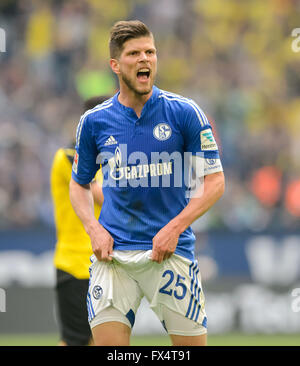 Gelsenkirchen, Deutschland. 10. April 2016. Schalke Klaas-Jan Huntelaar reagiert während der deutschen Fußball-Bundesliga-Fußball-match zwischen FC Schalke 04 und Borussia Dortmund in der Veltins Arena in Gelsenkirchen, Deutschland, 10. April 2016. Foto: THOMAS EISENHUTH/Dpa - NO-Draht-SERVICE-/ Dpa/Alamy Live News Stockfoto