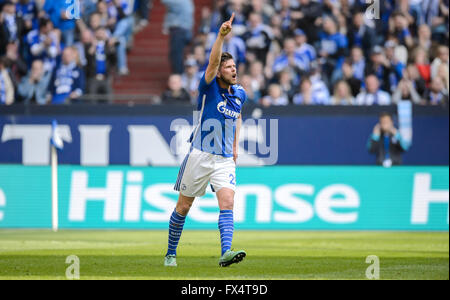 Gelsenkirchen, Deutschland. 10. April 2016. Schalke Klaas-Jan Huntelaar während der deutschen Fußball-Bundesliga-Fußball-match zwischen FC Schalke 04 und Borussia Dortmund in der Veltins Arena in Gelsenkirchen, Deutschland, 10. April 2016. Foto: THOMAS EISENHUTH/Dpa - NO-Draht-SERVICE-/ Dpa/Alamy Live News Stockfoto