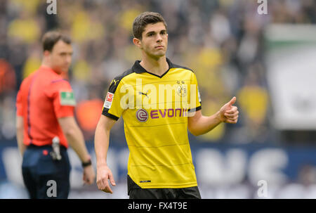 Gelsenkirchen, Deutschland. 10. April 2016. Dortmunder Christian Pulisic während der deutschen Fußball-Bundesliga-Fußball-match zwischen FC Schalke 04 und Borussia Dortmund in der Veltins Arena in Gelsenkirchen, Deutschland, 10. April 2016. Foto: THOMAS EISENHUTH/Dpa - NO-Draht-SERVICE-/ Dpa/Alamy Live News Stockfoto