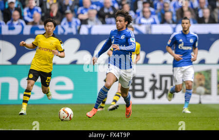 Gelsenkirchen, Deutschland. 10. April 2016. Schalke Leroy Sane in Aktion während der deutschen Fußball-Bundesliga-Fußball-match zwischen FC Schalke 04 und Borussia Dortmund in der Veltins Arena in Gelsenkirchen, Deutschland, 10. April 2016. Foto: THOMAS EISENHUTH/Dpa - NO-Draht-SERVICE-/ Dpa/Alamy Live News Stockfoto