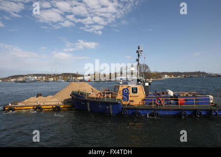 Gdynia, Polen 11. April 2016 Gesamtansicht der Hafen von Gdynia – der polnischen Hafenstadt liegt an der westlichen Küste der Danziger Bucht Ostsee Meer in Gdynia. Im Jahre 1926 gegründet. Im Jahr 2008 wurde es #2 in Containern an der Ostsee. Der Hafen grenzt an Gdynia Naval Base, mit denen es teilt Wasserstraßen aber ist administrativ eine eigenständige Einheit. Lastkahn mit Sand wird auf den Hafengewässern gesehen. Stockfoto