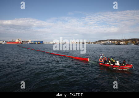 Gdynia, Polen 11. April 2016 Gesamtansicht der Hafen von Gdynia Ð die polnischen Hafenstadt liegt an der westlichen Küste des Gda? sk Bucht Ostsee in Gdynia. Im Jahre 1926 gegründet. Im Jahr 2008 wurde es #2 in Containern an der Ostsee. Der Hafen grenzt an Gdynia Naval Base, mit denen es teilt Wasserstraßen aber ist administrativ eine eigenständige Einheit. Stockfoto