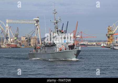 Gdynia, Polen 11. April 2016 Gesamtansicht der Hafen von Gdynia – der polnischen Hafenstadt liegt an der westlichen Küste der Danziger Bucht Ostsee Meer in Gdynia. Im Jahre 1926 gegründet. Im Jahr 2008 wurde es #2 in Containern an der Ostsee. Der Hafen grenzt an Gdynia Naval Base, mit denen es teilt Wasserstraßen aber ist administrativ eine eigenständige Einheit. ORP SNIARDWY polnische Marine Schiff gesehen Stockfoto