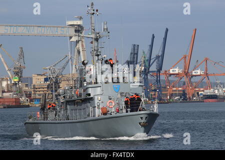 Gdynia, Polen 11. April 2016 Gesamtansicht der Hafen von Gdynia – der polnischen Hafenstadt liegt an der westlichen Küste der Danziger Bucht Ostsee Meer in Gdynia. Im Jahre 1926 gegründet. Im Jahr 2008 wurde es #2 in Containern an der Ostsee. Der Hafen grenzt an Gdynia Naval Base, mit denen es teilt Wasserstraßen aber ist administrativ eine eigenständige Einheit. ORP SNIARDWY polnische Marine Schiff gesehen Stockfoto