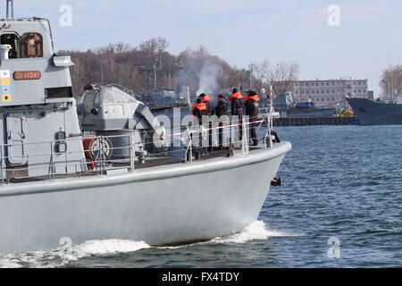 Gdynia, Polen 11. April 2016 Gesamtansicht der Hafen von Gdynia – der polnischen Hafenstadt liegt an der westlichen Küste der Danziger Bucht Ostsee Meer in Gdynia. Im Jahre 1926 gegründet. Im Jahr 2008 wurde es #2 in Containern an der Ostsee. Der Hafen grenzt an Gdynia Naval Base, mit denen es teilt Wasserstraßen aber ist administrativ eine eigenständige Einheit. ORP SNIARDWY polnische Marine Schiff gesehen Stockfoto