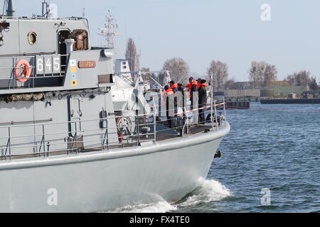 Gdynia, Polen 11. April 2016 Gesamtansicht der Hafen von Gdynia – der polnischen Hafenstadt liegt an der westlichen Küste der Danziger Bucht Ostsee Meer in Gdynia. Im Jahre 1926 gegründet. Im Jahr 2008 wurde es #2 in Containern an der Ostsee. Der Hafen grenzt an Gdynia Naval Base, mit denen es teilt Wasserstraßen aber ist administrativ eine eigenständige Einheit. ORP SNIARDWY polnische Marine Schiff gesehen Stockfoto