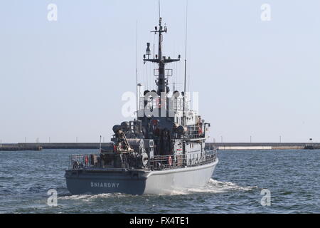 Gdynia, Polen 11. April 2016 Gesamtansicht der Hafen von Gdynia – der polnischen Hafenstadt liegt an der westlichen Küste der Danziger Bucht Ostsee Meer in Gdynia. Im Jahre 1926 gegründet. Im Jahr 2008 wurde es #2 in Containern an der Ostsee. Der Hafen grenzt an Gdynia Naval Base, mit denen es teilt Wasserstraßen aber ist administrativ eine eigenständige Einheit. ORP SNIARDWY polnische Marine Schiff gesehen Stockfoto