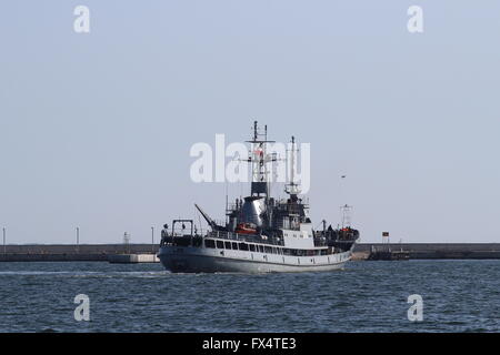 Gdynia, Polen 11. April 2016 Gesamtansicht der Hafen von Gdynia – der polnischen Hafenstadt liegt an der westlichen Küste der Danziger Bucht Ostsee Meer in Gdynia. Im Jahre 1926 gegründet. Im Jahr 2008 wurde es #2 in Containern an der Ostsee. Der Hafen grenzt an Gdynia Naval Base, mit denen es teilt Wasserstraßen aber ist administrativ eine eigenständige Einheit. ORP Lech polnische Marine Schiff gesehen Stockfoto