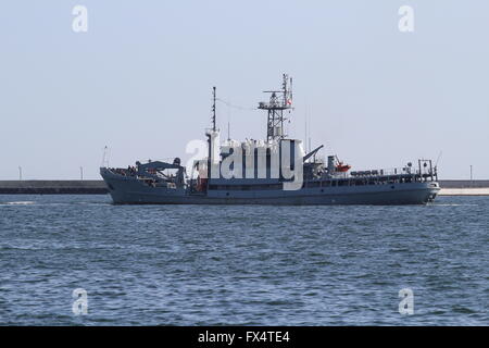 Gdynia, Polen 11. April 2016 Gesamtansicht der Hafen von Gdynia – der polnischen Hafenstadt liegt an der westlichen Küste der Danziger Bucht Ostsee Meer in Gdynia. Im Jahre 1926 gegründet. Im Jahr 2008 wurde es #2 in Containern an der Ostsee. Der Hafen grenzt an Gdynia Naval Base, mit denen es teilt Wasserstraßen aber ist administrativ eine eigenständige Einheit. ORP Lech polnische Marine Schiff gesehen Stockfoto