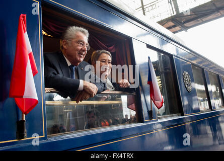 Prag, Tschechische Republik. 11. April 2016. Bundespräsident Heinz Fischer (links) und seine Frau (rechts) wollen seinen tschechischen Amtskollegen Milos Zeman besuchen. Sie werden mit dem historischen Zug vom Prager Hauptbahnhof Stochov Railway station. Die beiden Präsidenten haben Gespräche auf Lany Schloss, Tschechische Republik, 11. April 2016. Bildnachweis: CTK/Alamy Live-Nachrichten Stockfoto