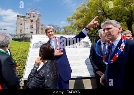 Hiroshima, Japan. 11. April 2016. US Staatssekretär John Kerry Gespräche mit British Foreign Secretary Philip Hammond, rechts und andere f-7 Außenminister, wie sie Hiroshima Peace Memorial - die Überreste der ehemaligen Präfektur Industrial Promotion Hall während einer Pause von Sitzungen 11. April 2016 in Hiroshima, Japan besuchen. Das Denkmal ist die Website die erste Atombombe fiel um den zweiten Weltkrieg Pazifik Kampagne beenden und Kerry wurde der ranghöchste US-Beamter zum Besuch der Website seit dem Krieg. Bildnachweis: Planetpix/Alamy Live-Nachrichten Stockfoto